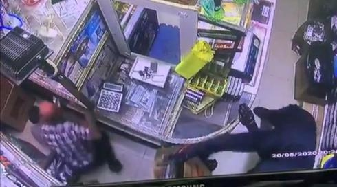 תיעוד: רעול פנים ירה על בעל מכולת ובנו בשועפאט