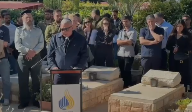 איזנקוט באזכרת בנו