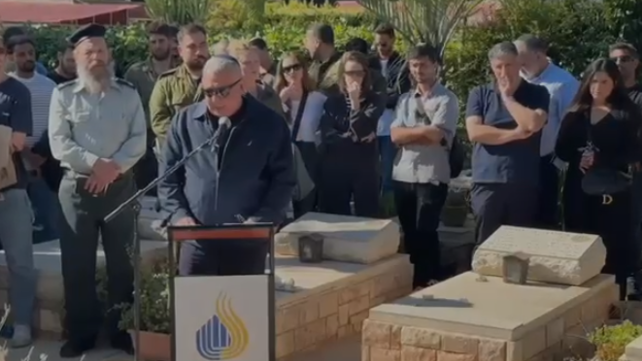 איזנקוט באזכרת בנו