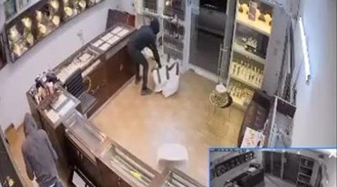 "טראומה לכל החיים": נעצרו שני חשודים בשוד מזוין של חנות בבאר שבע