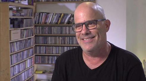 "דמוקרטיה בסכנה": דן תורן חוגג 60, מאוהב ברוקנרול ומפגין על הגשרים