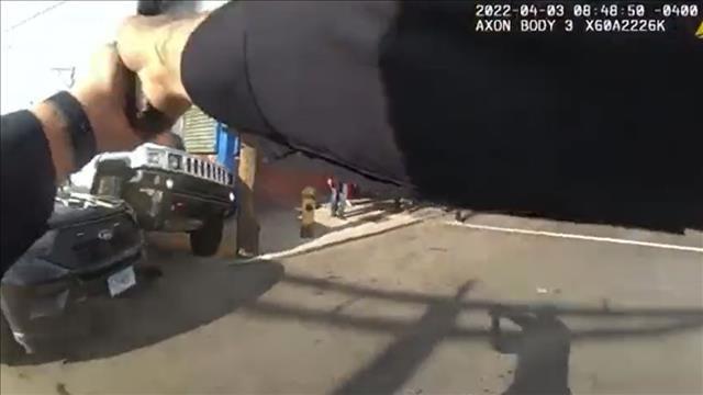 גונבת האמר ונוסעתת על רכב משטרתי בקונטיקט