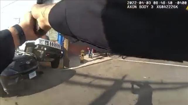 גונבת האמר ונוסעתת על רכב משטרתי בקונטיקט