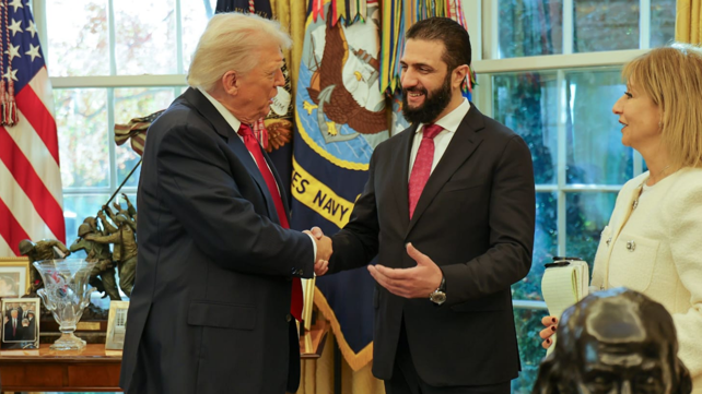 נשיא סוריה אחמד א-שרע עם נשיא ארצות הברית דונלד טראמפ, נובמבר 2025