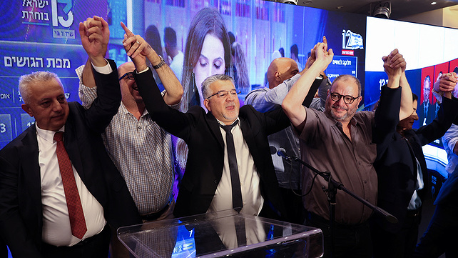 יו"ר הרשימה המשותפת, יוסף ג'בארין, וחברי מפלגתו לאחר פרסום תוצאות המדגם, 27 באוקטובר 2026