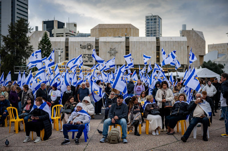 ישראלים בכיכר החטופים בתל אביב 