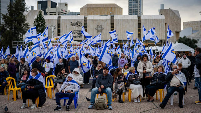 ישראלים בכיכר החטופים בתל אביב 