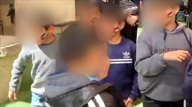 ילדים בבית ספר ברהט עם דגלי פלסטין על הפנים שלהם
