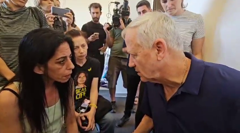 אמא של מתן החטוף בעזה לגנץ: "אם תצא מהממשלה אתה מפקיר אותו למוות"