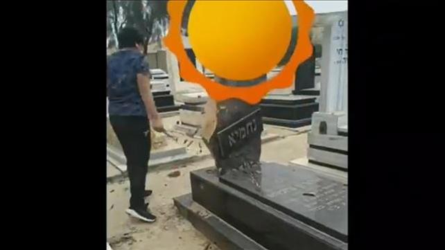 ערבים חיללו קברים