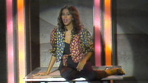 עפרה חזה. 1982