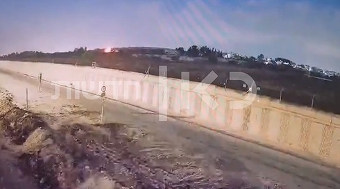 תיעוד בלעדי: מטענים התפוצצו 60 מטרים מחומת קו התפר של בת חפר