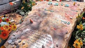 המצבה של שירי, כפיר ואריאל ביבס