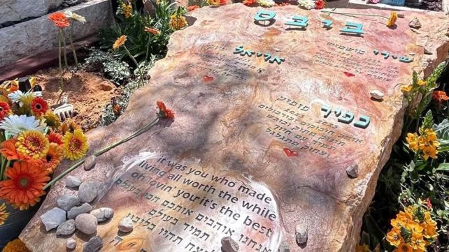 המצבה של שירי, כפיר ואריאל ביבס