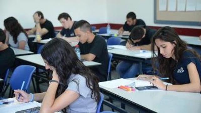 תלמידים בחינות בגרות בכיתה