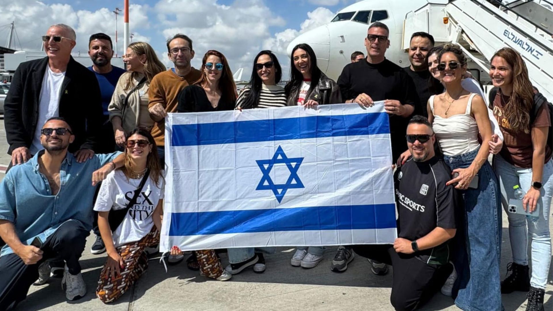 המשלחת הישראלית לאירוויזיון רגע לפני ההמראה, הבוקר