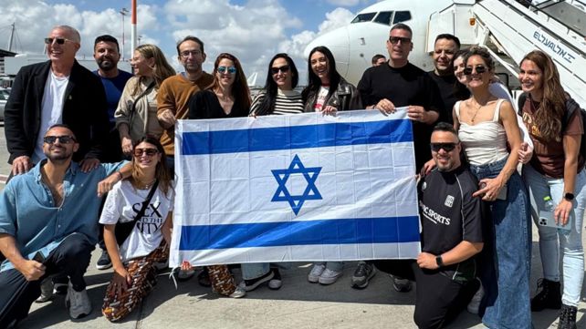 המשלחת הישראלית לאירוויזיון רגע לפני ההמראה, הבוקר