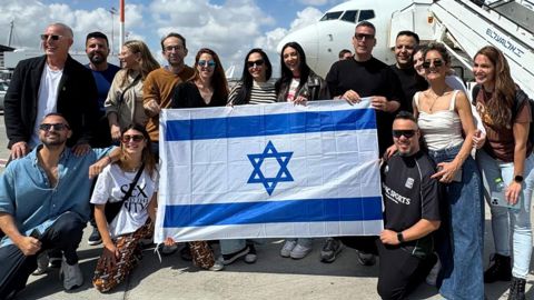 המשלחת הישראלית לאירוויזיון רגע לפני ההמראה, הבוקר