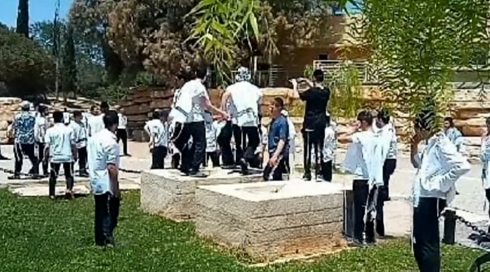 רוקדים על הקבר? תיעוד החרדים במצבה של בן גוריון - והטענות שמדובר הפייק
