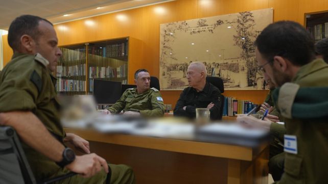 שר הביטחון והרמטכ"ל בהערכת מצב