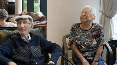 בני 90 בלי בית: הקשישים שנאלצו להתפנות בגלל פגיעת הטיל האיראני