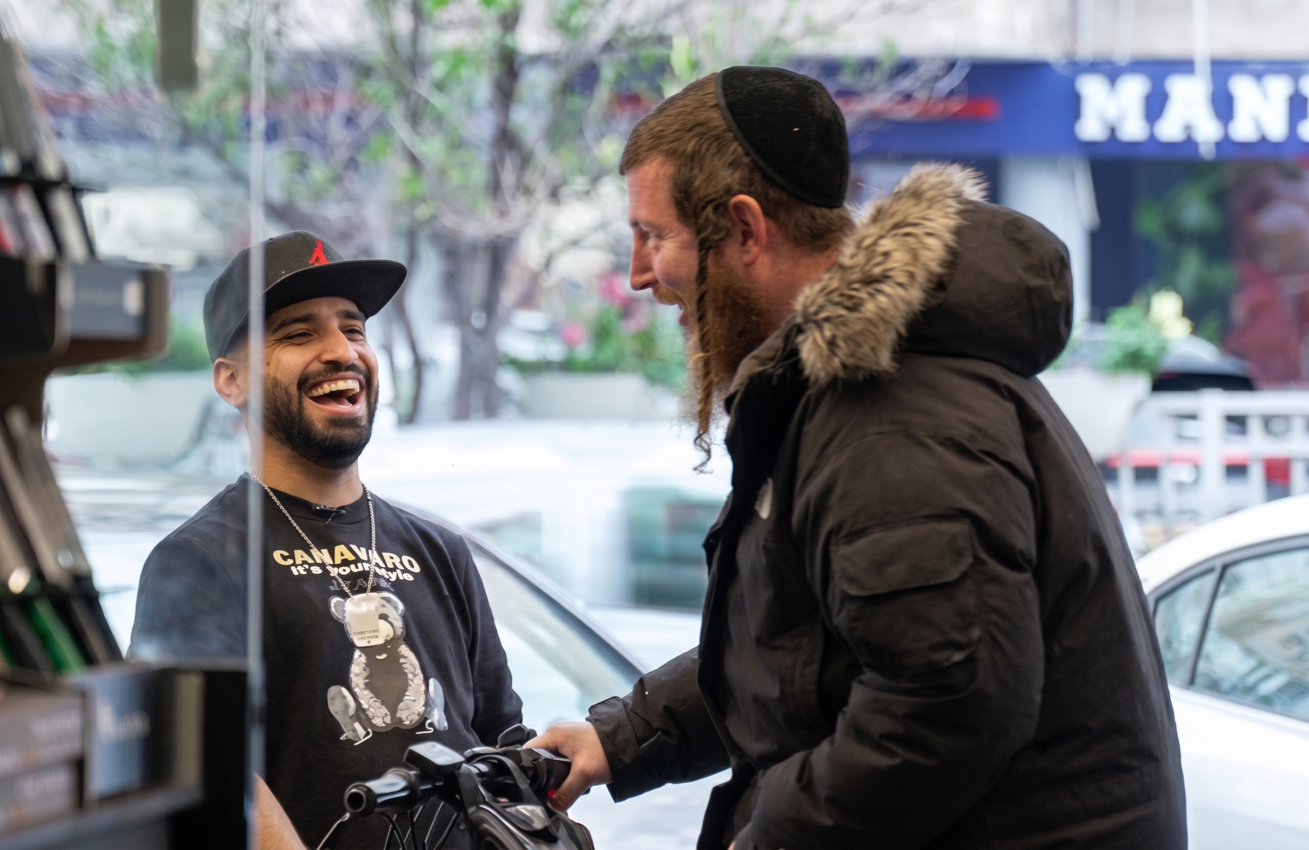 מוחמד קיעאן, בעלי אטליז "מוחמד הגבר" בבת ים, לצד אחד מלקוחותיו