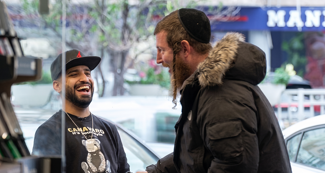 מוחמד קיעאן, בעלי אטליז "מוחמד הגבר" בבת ים, לצד אחד מלקוחותיו