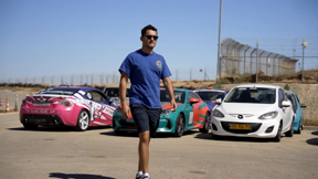 נחטף כשהיה תינוק ביחד עם הרכב של אימו: סיפורו של נהג המירוצים המבטיח בישראל