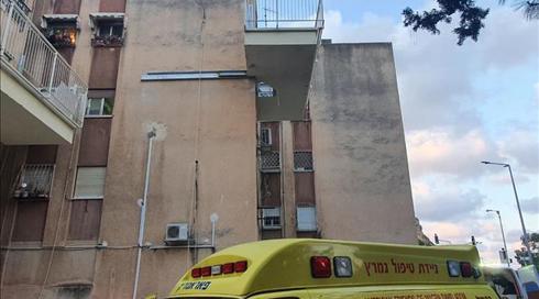 בת 60 נהרגה מנפילה מחור שנפער במרפסת ביתה