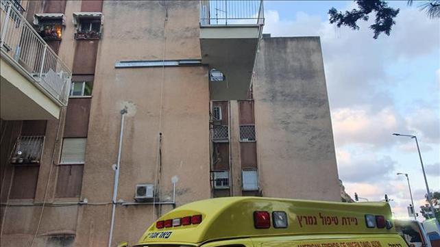 זירה בה נהרגה אישה מנפילה מחור במרפסת 