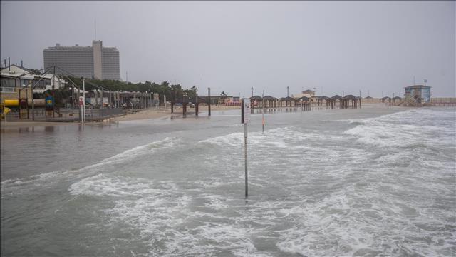 רוחות, קר, מזג אוויר, ים, חוף תל אביב. 26.12.12