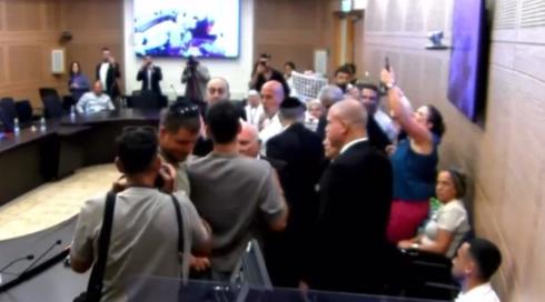יועצה של לזימי הורחק מהכנסת לאחר שח"כ ואטורי טען כי הוא תקף אותו