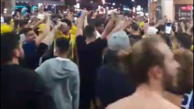 אוהדי מכבי ת"א חוגגים אחרי המשחק