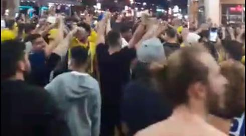 שוב מפרים הנחיות: מאות אוהדי מכבי ת"א התקהלו ללא מסיכות אחרי המשחק