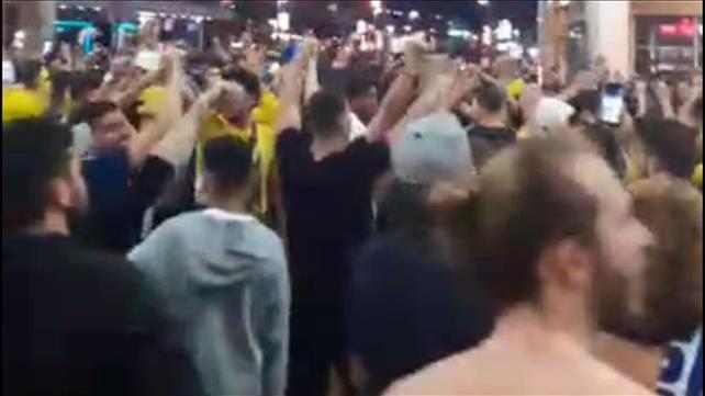 אוהדי מכבי ת"א חוגגים אחרי המשחק
