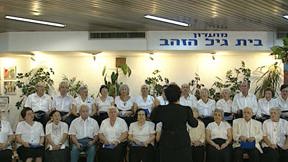 דיירי הדיור המוגן "גיל הזהב" ביד אליהו שרים במועדון. 10.2.1994