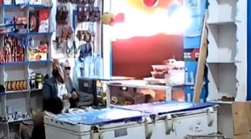 המוכר שהפך לגיבור היום בתימן בעקבות התנהגותו בעת הפצצות בשיחה עם כאן חדשות