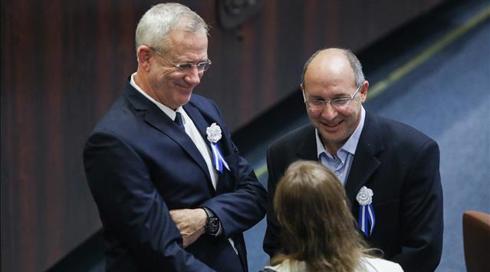 גנץ זועם על ניסנקורן: "מחולל נזק למפלגה"