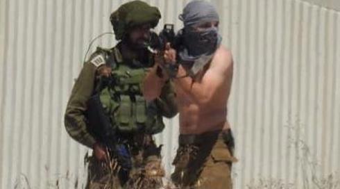 חייל או אזרח יהודי? בצה"ל בודקים – מיהו רעול הפנים החמוש שתועד לצד קצין צה"ל בשומרון