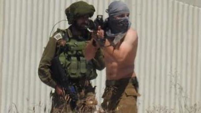 חייל או אזרח חמוש רעול פנים בשומרון