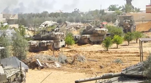 צה"ל ממשיך לפעול ברפיח, 3 לוחמים נפצעו בפיצוץ פיר