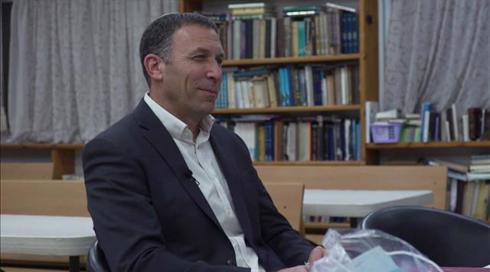 "מאמין שאם לא נכפה - ירצו להיות חלק מהיהדות": המהפכה של שר הדתות