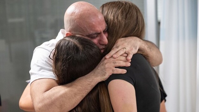 שלומי זיו מתאחד עם משפחתו לאחר חילוצו משבי חמאס