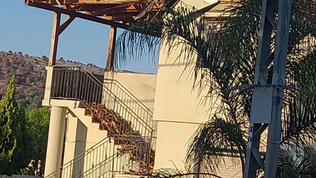 בית שנפגע מנ"ט באביבים