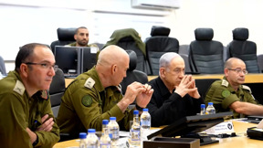 בזמן שהצפון בער: השר הממונה על הכבאות בילה בהופעה
