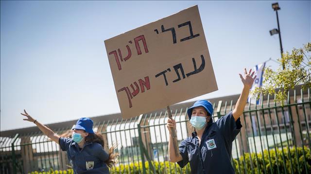 בני נוער מפגינים ליד הכנסת