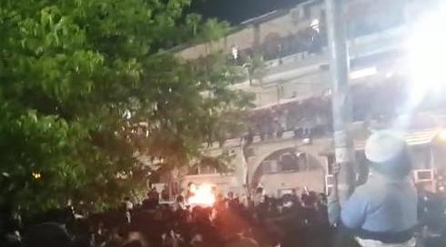 בניגוד להנחיות: המונים בחגיגות ל"ג בעומר במאה שערים