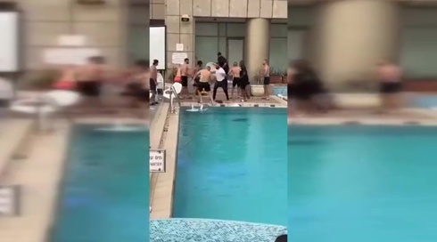 בגלל מוזיקה: קטטה אלימה בבריכת המלון | צפו בתיעוד