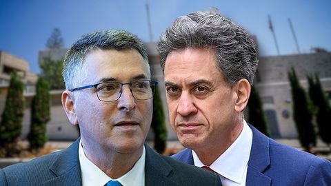 שר החוץ הבריטי אד מיליבנד, שר החוץ גדעון סער; ברקע: הקונסוליה הבריטית במזרח ירושלים