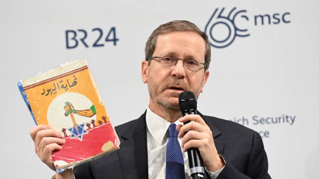 יצחק הרצוג הציג את הספר "קץ היהודים" שנמצא בעזה, במינכן